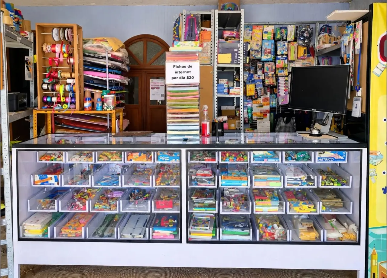 Mostrador de Chikipapelería con útiles, listones, papeles de colores y mochilas